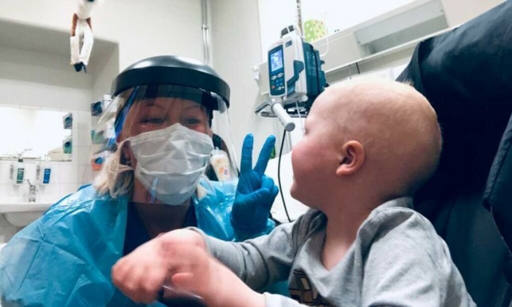SMITTEVERN: Gustav har måttet venne seg til at personell på sykehuset har kledd seg i merkelige drakter og masker. Foto: Privat SMITTEVERN: Gustav har måttet venne seg til at personell på sykehuset har kledd seg i merkelige drakter og masker. Foto: Privat
