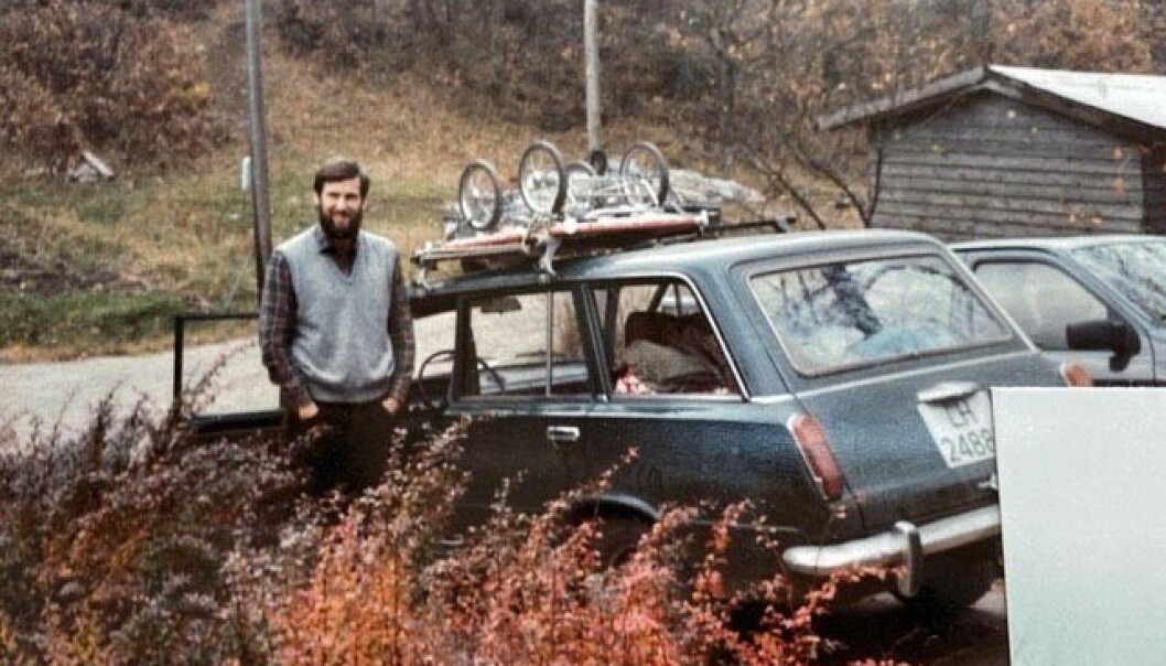 Den nå berømte Ladaen til familien Olaussen på bilferie til Kristiansand midt på 80-tallet. Barnevognen er bundet fast på taket, ved døra står Maries far Kjell-Einar Olaussen. Foto: Privat Den nå berømte Ladaen til familien Olaussen på bilferie til Kristiansand midt på 80-tallet. Barnevognen er bundet fast på taket, ved døra står Maries far Kjell-Einar Olaussen. Foto: Privat