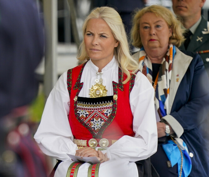 BEVEGET: Kronprinsesse Mette-Marit deltok på minnesmarkeringen, og var tydelig preget av stundens alvor. FOTO: Lise Åserud / NTB scanpix BEVEGET: Kronprinsesse Mette-Marit deltok på minnesmarkeringen, og var tydelig preget av stundens alvor. FOTO: Lise Åserud / NTB scanpix