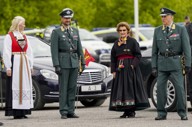 REPRESENTERTE: Kronprinsesse Mette-Marit, kronprins Haakon, dronning Sonja og kong Harald deltok på sitt første offisielle oppdrag under korona-pandemien. For dem var det en selvfølge å delta på 75-årsmarkeringen for frigjøringen på Akershus festning 8. mai. FOTO: Lise Åserud / NTB scanpix REPRESENTERTE: Kronprinsesse Mette-Marit, kronprins Haakon, dronning Sonja og kong Harald deltok på sitt første offisielle oppdrag under korona-pandemien. For dem var det en selvfølge å delta på 75-årsmarkeringen for frigjøringen på Akershus festning 8. mai. FOTO: Lise Åserud / NTB scanpix