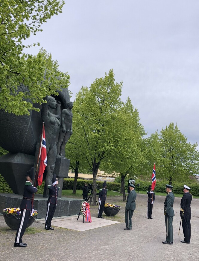 HONNØR: Kong Harald ved kransen som er blitt lagt ned foran Nasjonalmonumentet på Akershus festning. FOTO: Malini Gaare Bjørnstad HONNØR: Kong Harald ved kransen som er blitt lagt ned foran Nasjonalmonumentet på Akershus festning. FOTO: Malini Gaare Bjørnstad