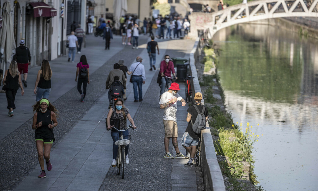 PEOPLE: In Milan's popular Navigli area, several of the city's residents have gathered after restrictions were eased on Monday. Photo: Ap / NTB Scanpix 