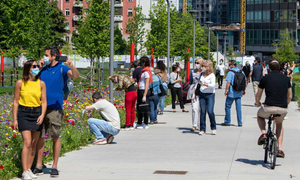 SUNFILLED: The fact that Milan residents are finally able to leave the houses made many people take the opportunity to enjoy the spring sunshine on Thursday. Photo: NTB Scanpix 