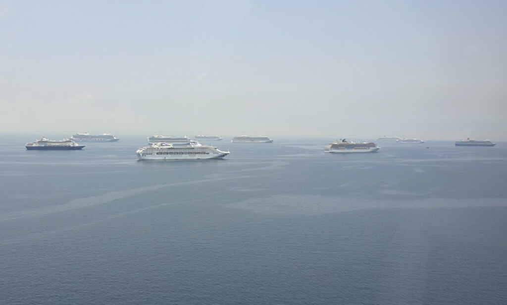 Cruiseskip som venter på å gå til kai i Manilabukta på Filippinene. Rundt 5.000 ansatte om bord på 16 skip må ta en virustest før de kan gå i land. Foto: Filippinsk kystvakt / AP / NTB scanpix Cruiseskip som venter på å gå til kai i Manilabukta på Filippinene. Rundt 5.000 ansatte om bord på 16 skip må ta en virustest før de kan gå i land. Foto: Filippinsk kystvakt / AP / NTB scanpix