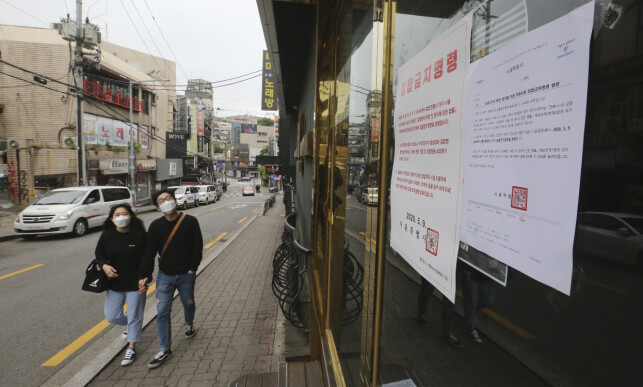 Utesteder i Seoul er stengt som følge av et nytt smittehopp knyttet til en mann som forrige helg besøkte fem barer og nattklubber. Foto: Ahn Young-joon / AP / NTB scanpix Utesteder i Seoul er stengt som følge av et nytt smittehopp knyttet til en mann som forrige helg besøkte fem barer og nattklubber. Foto: Ahn Young-joon / AP / NTB scanpix