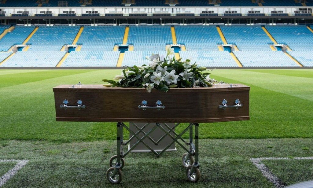 VERDIG: Kisten blir stilt opp for en siste fotografering på Elland Road. Foto: Twitter / @LUFC VERDIG: Kisten blir stilt opp for en siste fotografering på Elland Road. Foto: Twitter / @LUFC