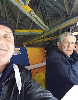 MØTTE LEGENDEN: Anders Palm (t.v.) benyttet anledningen til å ta en selfie med Norman Hunter på Elland Road 7. mars. Foto: Privat MØTTE LEGENDEN: Anders Palm (t.v.) benyttet anledningen til å ta en selfie med Norman Hunter på Elland Road 7. mars. Foto: Privat