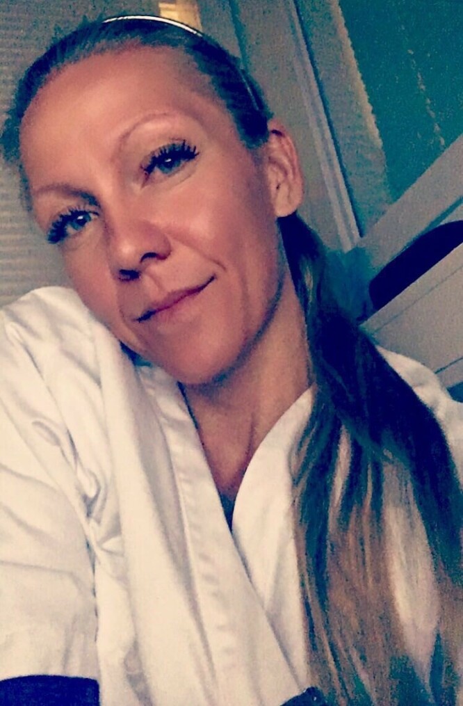 VEIER TUNGT: Monica forteller at de tøffe dagene kommer tett i jobben som intensivsykepleier, men har aldri angret på yrkesvalget. Hun jobber i tillegg som treningsinstruktør. FOTO: Foto VEIER TUNGT: Monica forteller at de tøffe dagene kommer tett i jobben som intensivsykepleier, men har aldri angret på yrkesvalget. Hun jobber i tillegg som treningsinstruktør. FOTO: Foto