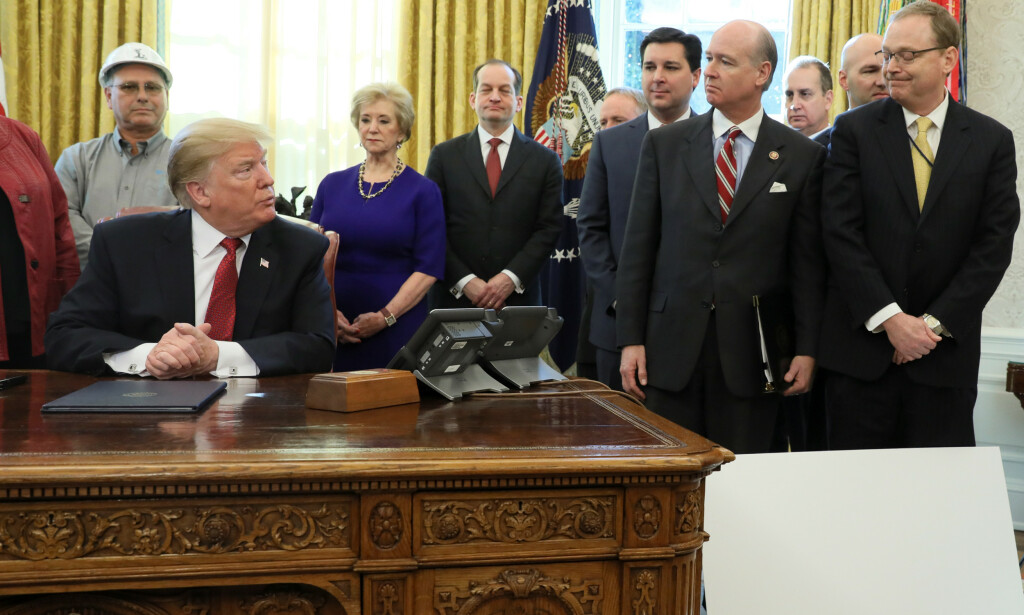 CONCERN: Trump's economic adviser Kevin Hassett (far right) is concerned about the White House crown. Photo: REUTERS / Jonathan Ernst 