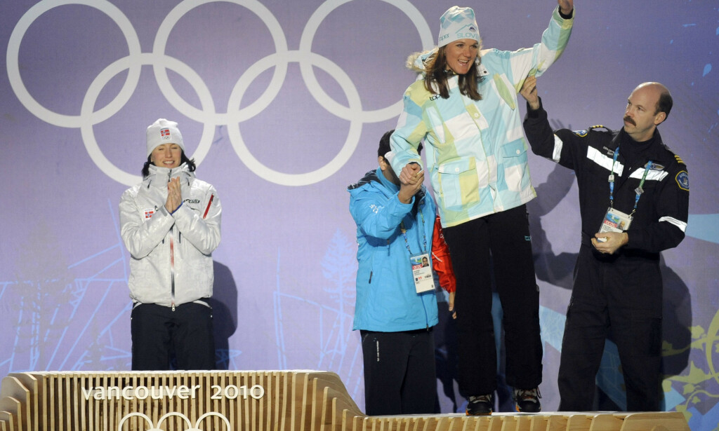 MÅTTE HA HJELP OPP PÅ PALLEN: Petra Majdic. Foto: AFP PHOTO / OLIVIER MORIN MÅTTE HA HJELP OPP PÅ PALLEN: Petra Majdic. Foto: AFP PHOTO / OLIVIER MORIN