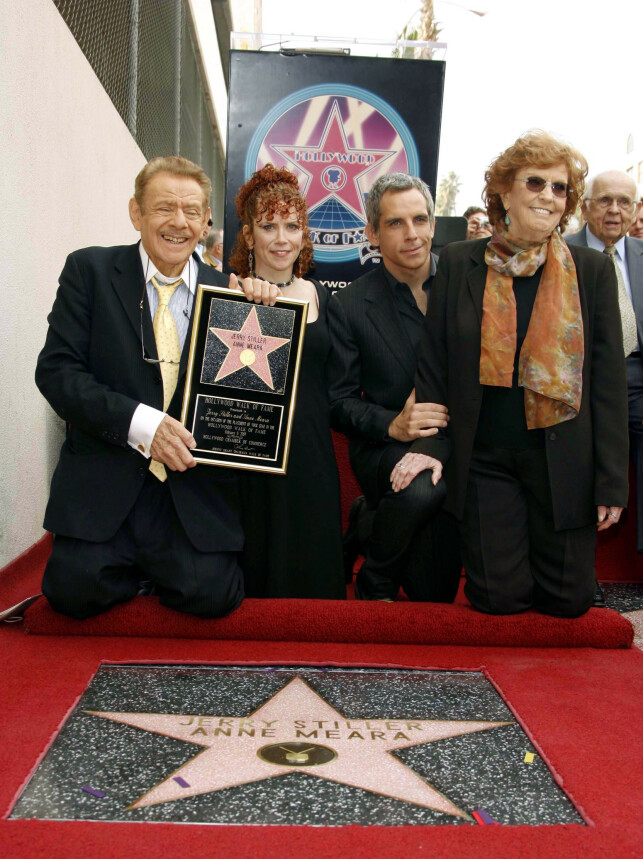 SAMLET: Her er Jerry Stiller avbildet med dattera Amy Stiller, sønnen Ben Stiller og kona Anne Meara i 2007. Foto: NTB Scanpix SAMLET: Her er Jerry Stiller avbildet med dattera Amy Stiller, sønnen Ben Stiller og kona Anne Meara i 2007. Foto: NTB Scanpix