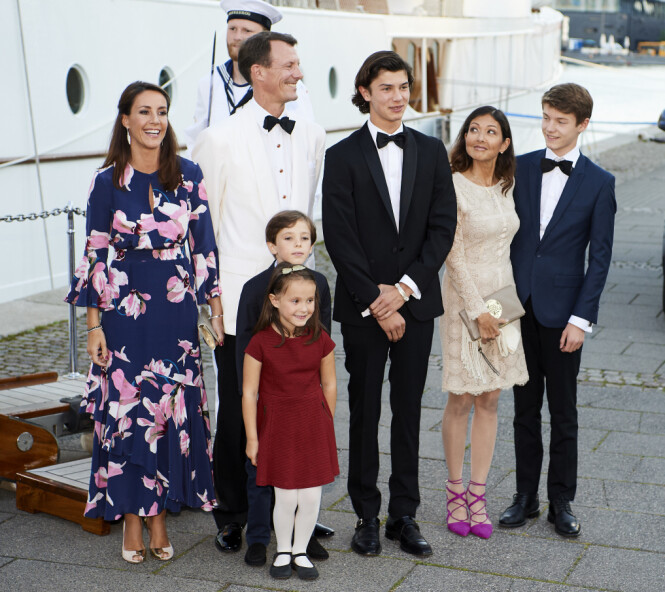 <strong>FAMILIE:</strong> Prins Joachim, kona og deres to barn flytter nå ut av Danmark - igjen. Her er prinsen omringet av hele familien sin, inkludert ekskona Alexandra og deres to felles barn, prins Nikolai og prins Felix. Foto: NTB scanpix <strong>FAMILIE:</strong> Prins Joachim, kona og deres to barn flytter nå ut av Danmark - igjen. Her er prinsen omringet av hele familien sin, inkludert ekskona Alexandra og deres to felles barn, prins Nikolai og prins Felix. Foto: NTB scanpix