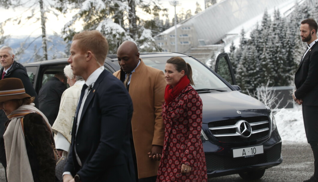 <strong>JULEFEIRING:</strong> Sammen med kongefamilien ankom Durek Verrett Holmenkollen kapell for gudstjeneste. Foto: Terje Bendiksby / NTB scanpix <strong>JULEFEIRING:</strong> Sammen med kongefamilien ankom Durek Verrett Holmenkollen kapell for gudstjeneste. Foto: Terje Bendiksby / NTB scanpix