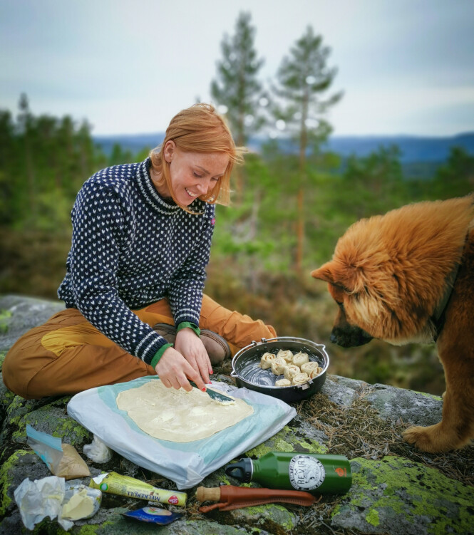 MATLAGING: Bodil og hunden Ronja mekker kanelsnurrer under åpen himmel. FOTO: Privat MATLAGING: Bodil og hunden Ronja mekker kanelsnurrer under åpen himmel. FOTO: Privat