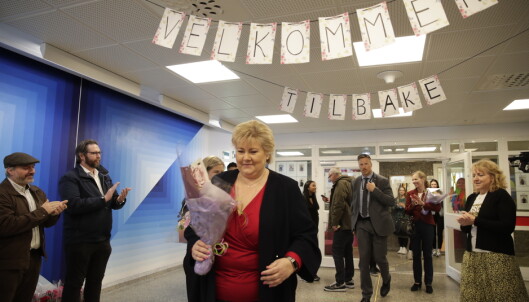 Rektor Elisabeth Dollum (t.h.) ved Apalløkka ungdomsskole er strålende fornøyd med å få elevene tilbake igjen. Mandag fikk skolen besøk av statsminister Erna Solberg (H) og kunnskaps- og integreringsminister Guri Melby (V). Foto: Vidar Ruud / NTB scanpix Rektor Elisabeth Dollum (t.h.) ved Apalløkka ungdomsskole er strålende fornøyd med å få elevene tilbake igjen. Mandag fikk skolen besøk av statsminister Erna Solberg (H) og kunnskaps- og integreringsminister Guri Melby (V). Foto: Vidar Ruud / NTB scanpix