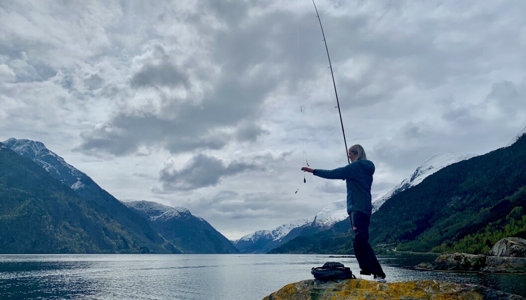 FINNER ROEN: - Helst ville jeg fisket hver dag, sier Jeanette som er bosatt i naturskjønne Odda. FINNER ROEN: - Helst ville jeg fisket hver dag, sier Jeanette som er bosatt i naturskjønne Odda.