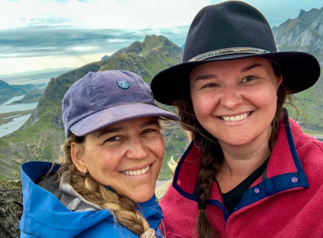 TURJENTER: To glade damer på Ryten i Lofoten sommer 2019. Gunhild (t.v.) og Helene har vært på mange overnattingsturer sammen. FOTO: Privat TURJENTER: To glade damer på Ryten i Lofoten sommer 2019. Gunhild (t.v.) og Helene har vært på mange overnattingsturer sammen. FOTO: Privat