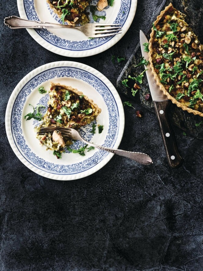 Laks og purre er alltid en god match. Her får de selskap av bacon, som gjør det hele enda bedre. Tips! Grønnkål er en suveren grønnsak som også passer godt å bruke i en pai. FOTO: WInnie Methmann Laks og purre er alltid en god match. Her får de selskap av bacon, som gjør det hele enda bedre. Tips! Grønnkål er en suveren grønnsak som også passer godt å bruke i en pai. FOTO: WInnie Methmann