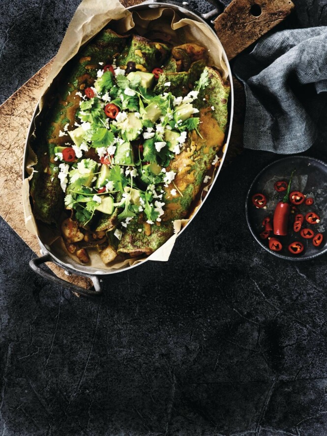 I stedet for salatost kan du bruke både fetaost og chèvre som topping på pannekakene. FOTO: Winnie Methmann I stedet for salatost kan du bruke både fetaost og chèvre som topping på pannekakene. FOTO: Winnie Methmann