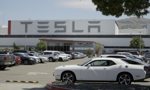 Parkeringsplassen utenfor Tesla-fabrikken i Fremont var nesten full mandag. Foto: Ben Margot / AP / NTB scanpix Parkeringsplassen utenfor Tesla-fabrikken i Fremont var nesten full mandag. Foto: Ben Margot / AP / NTB scanpix