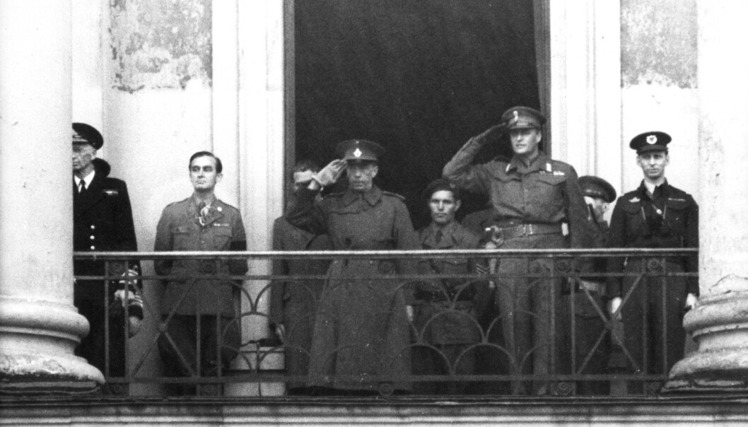 PÅ BALKONGEN: Kronprins Olav og Grev Folke Bernadotte (som sto for Hvite busser-aksjonen) fotografert på slottsbalkongen i Oslo 17. mai 1945. Olav kom til Norge fra London den 13. mai 1945. Kong Haakon og resten av kongefamilien kom 7. juni 1945. FOTO: NTB scanpix PÅ BALKONGEN: Kronprins Olav og Grev Folke Bernadotte (som sto for Hvite busser-aksjonen) fotografert på slottsbalkongen i Oslo 17. mai 1945. Olav kom til Norge fra London den 13. mai 1945. Kong Haakon og resten av kongefamilien kom 7. juni 1945. FOTO: NTB scanpix