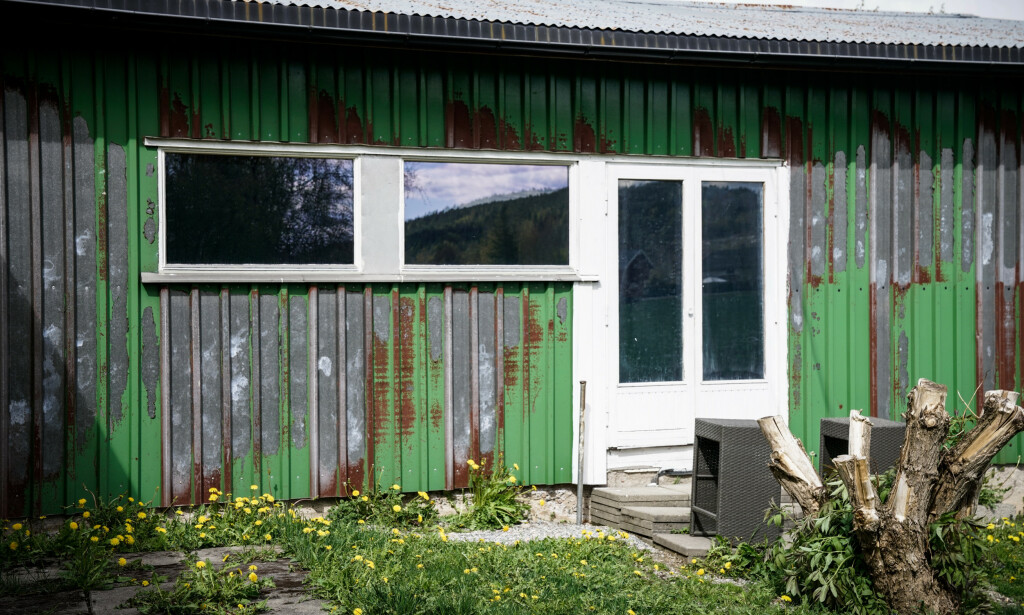 PAINTED WINDOWS: In recent times, windows have been painted completely black. It is not possible to see, which Svein Engen does not think is a good sign. Photo: Øistein Norum Monsen / Dagbladet 