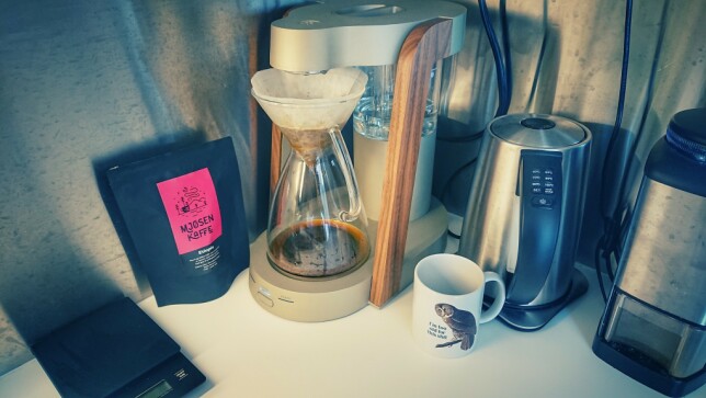 "Her går det i Mjøsen kaffe for tida. Brygges på en Ratio Eight. Kverner opp bønner selv (selvsagt), men slipper å drive å stå og selv drive å helle over vann. Ganske digg egentlig. Er ikke sånn 100% fornøyd med den bloomingen den skal gjøre, men, æh, close enough!
Det går skammelig mye kaffe i løpet av en arbeidsdag." 📸: Rune Flobakk "Her går det i Mjøsen kaffe for tida. Brygges på en Ratio Eight. Kverner opp bønner selv (selvsagt), men slipper å drive å stå og selv drive å helle over vann. Ganske digg egentlig. Er ikke sånn 100% fornøyd med den bloomingen den skal gjøre, men, æh, close enough!
Det går skammelig mye kaffe i løpet av en arbeidsdag." 📸: Rune Flobakk
