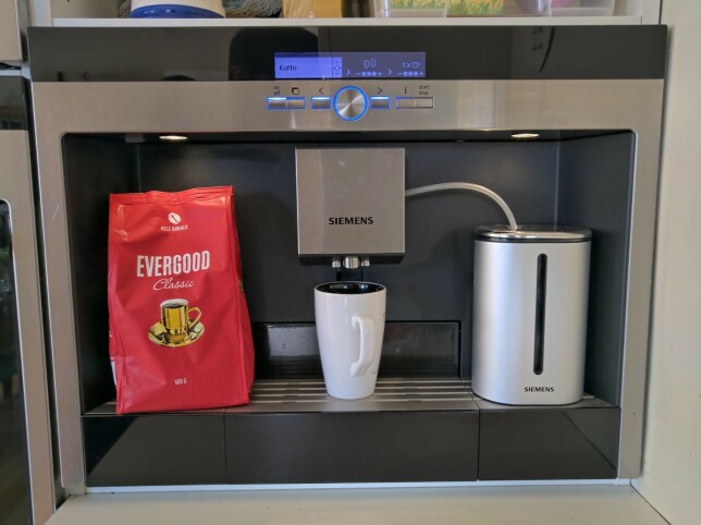"Nå som det er hjemmekontor så er denne kaffemaskinen uvurderlig - og veldig enkel å ha med å gjøre når en kaffekopp trengs. 😁" 📸: Daniel Thorbjørn M. Pettersen "Nå som det er hjemmekontor så er denne kaffemaskinen uvurderlig - og veldig enkel å ha med å gjøre når en kaffekopp trengs. 😁" 📸: Daniel Thorbjørn M. Pettersen