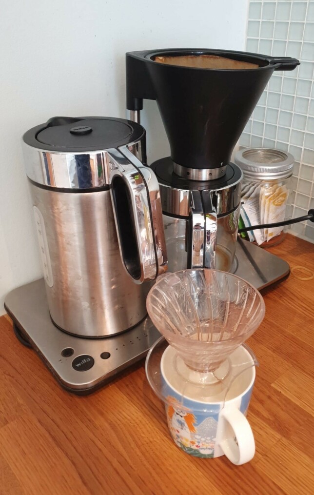 "V60 og en Wilfa av noe slag. Jeg drikker mer kaffe enn kona, så V60-en brukes mest." 📸:
Tobias Vidarssønn Langhoff "V60 og en Wilfa av noe slag. Jeg drikker mer kaffe enn kona, så V60-en brukes mest." 📸:
Tobias Vidarssønn Langhoff