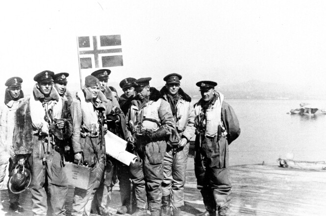 NORSKE STYRKER UNDER KRIGEN: Nordahl Grieg (nr. 2 fra høyre) med sine kamerater i det norske flyvåpen i 1942. Ett år senere ble han skutt ned over Berlin. FOTO: NTB scanpix NORSKE STYRKER UNDER KRIGEN: Nordahl Grieg (nr. 2 fra høyre) med sine kamerater i det norske flyvåpen i 1942. Ett år senere ble han skutt ned over Berlin. FOTO: NTB scanpix