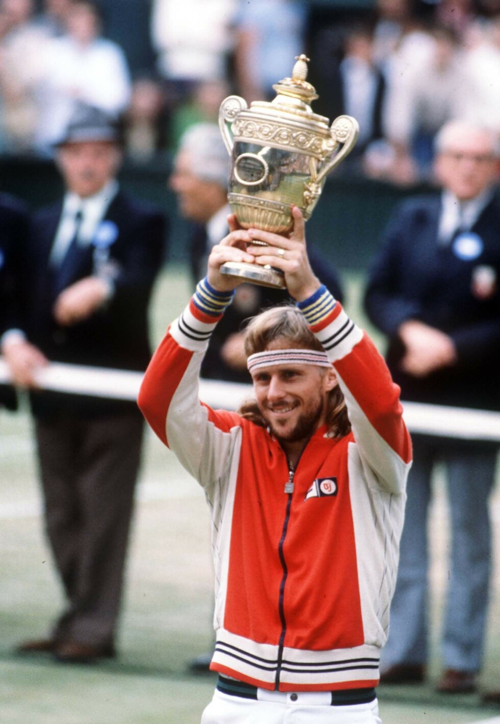 SUPERSTJERNE: Bjørn Borg løfter trofeet etter seieren mot John McEnroe i Wimbledon-finalen i 1980. Foto: Colorsport REX NTB Scanpix SUPERSTJERNE: Bjørn Borg løfter trofeet etter seieren mot John McEnroe i Wimbledon-finalen i 1980. Foto: Colorsport REX NTB Scanpix