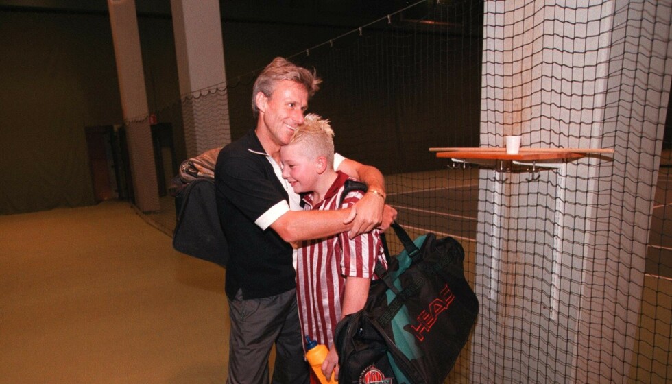TENNISFAR: Bjørn Borg har flere barn som spiller tennis. Her er han fotografert sammen med sønnen Robin i forbindelse med tennistrening for noen år siden. Foto: Scan-Foto Pressens Bild NTB Scanpix TENNISFAR: Bjørn Borg har flere barn som spiller tennis. Her er han fotografert sammen med sønnen Robin i forbindelse med tennistrening for noen år siden. Foto: Scan-Foto Pressens Bild NTB Scanpix