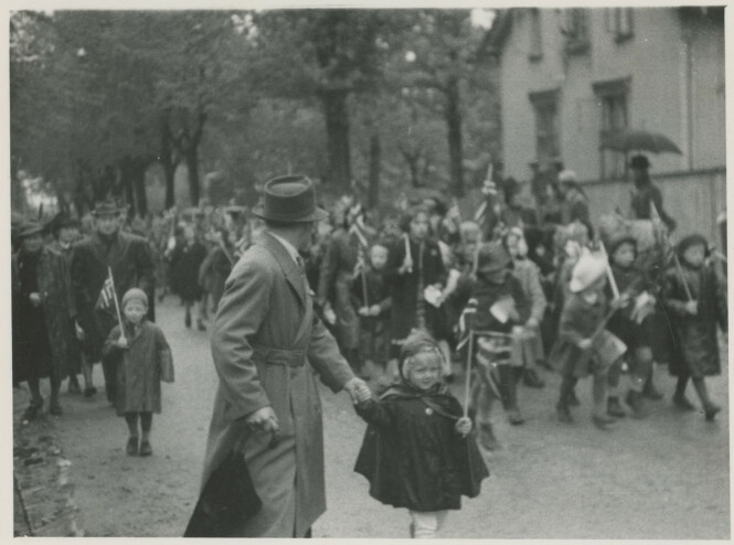 ALLER FØRSTE GANG: Fem barnekull fra Moss gikk for aller første gang i barnetog 17. mai 1945. FOTO: Mossebibliotekene / Digitalarkivet ALLER FØRSTE GANG: Fem barnekull fra Moss gikk for aller første gang i barnetog 17. mai 1945. FOTO: Mossebibliotekene / Digitalarkivet