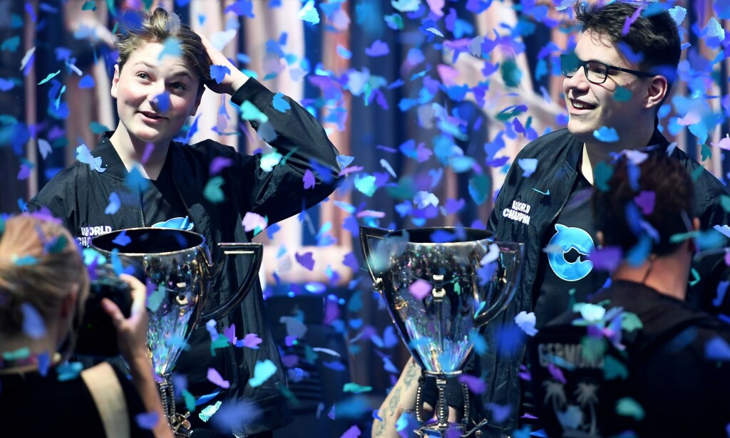 VERDENSMESTER: Emil «Nyhrox» Bergquist Pedersen og Thomas «Aqua» Arnould etter at de vant duo-konkurransen i verdensmesterskapet i Fortnite. Foto: AFP VERDENSMESTER: Emil «Nyhrox» Bergquist Pedersen og Thomas «Aqua» Arnould etter at de vant duo-konkurransen i verdensmesterskapet i Fortnite. Foto: AFP