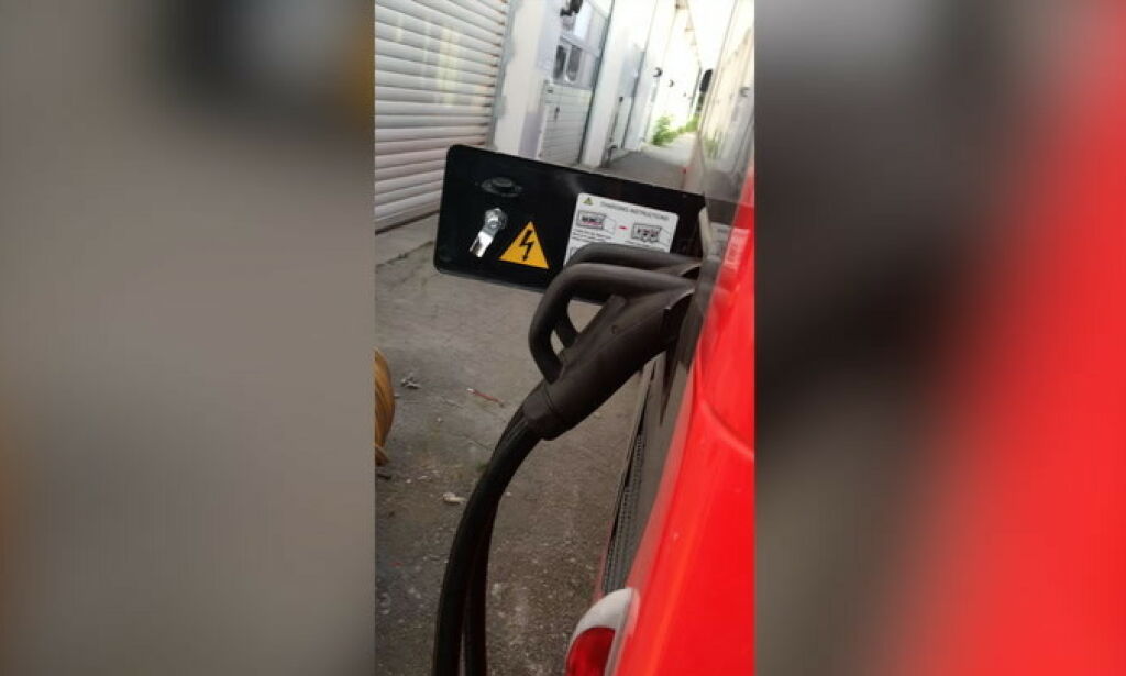 image: Her lades elbussen av et dieselaggregat