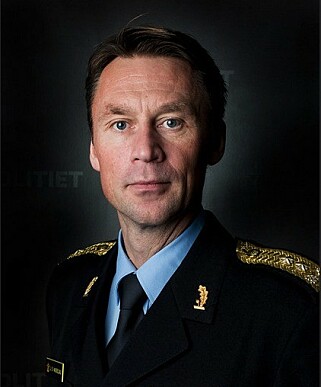 PÅ TELEFONEN: - Med en gang du har signert forelegget, får du en blankett for betaling på telefonen, sier UP-sjef Steven Hasseldal til Dinside. Foto: Politiet PÅ TELEFONEN: - Med en gang du har signert forelegget, får du en blankett for betaling på telefonen, sier UP-sjef Steven Hasseldal til Dinside. Foto: Politiet