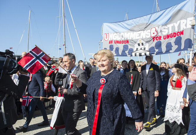 I BERGEN: Statsminister Erna Solberg veivet med flagget da hun gikk i Hovedprosesjonen i Bergen 17. mai 2018. FOTO: Marit Hommedal / NTB scanpix I BERGEN: Statsminister Erna Solberg veivet med flagget da hun gikk i Hovedprosesjonen i Bergen 17. mai 2018. FOTO: Marit Hommedal / NTB scanpix