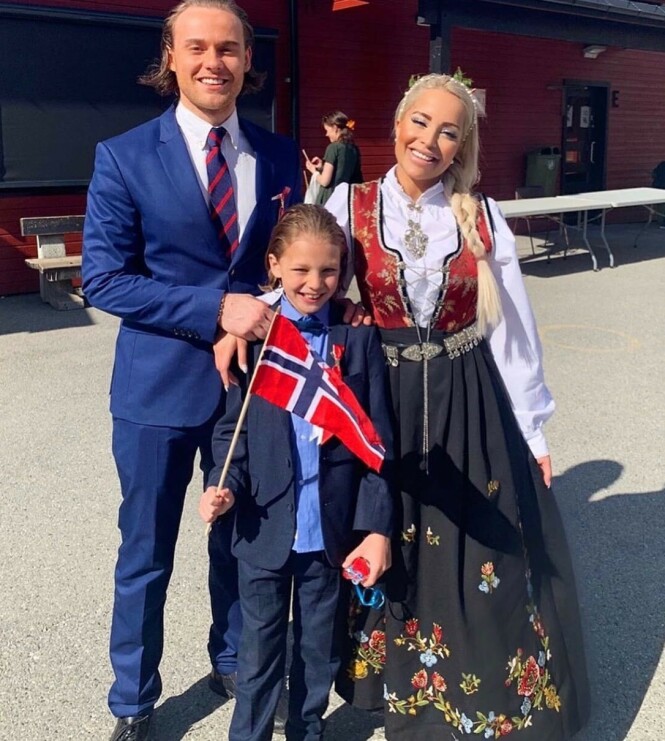 <strong>STOLT:</strong> Linni Meister er stolt som får bære rogalandsbunaden. Her med forloveden Niklas Tangen Klein og sønnen Dennis. Foto: Privat <strong>STOLT:</strong> Linni Meister er stolt som får bære rogalandsbunaden. Her med forloveden Niklas Tangen Klein og sønnen Dennis. Foto: Privat