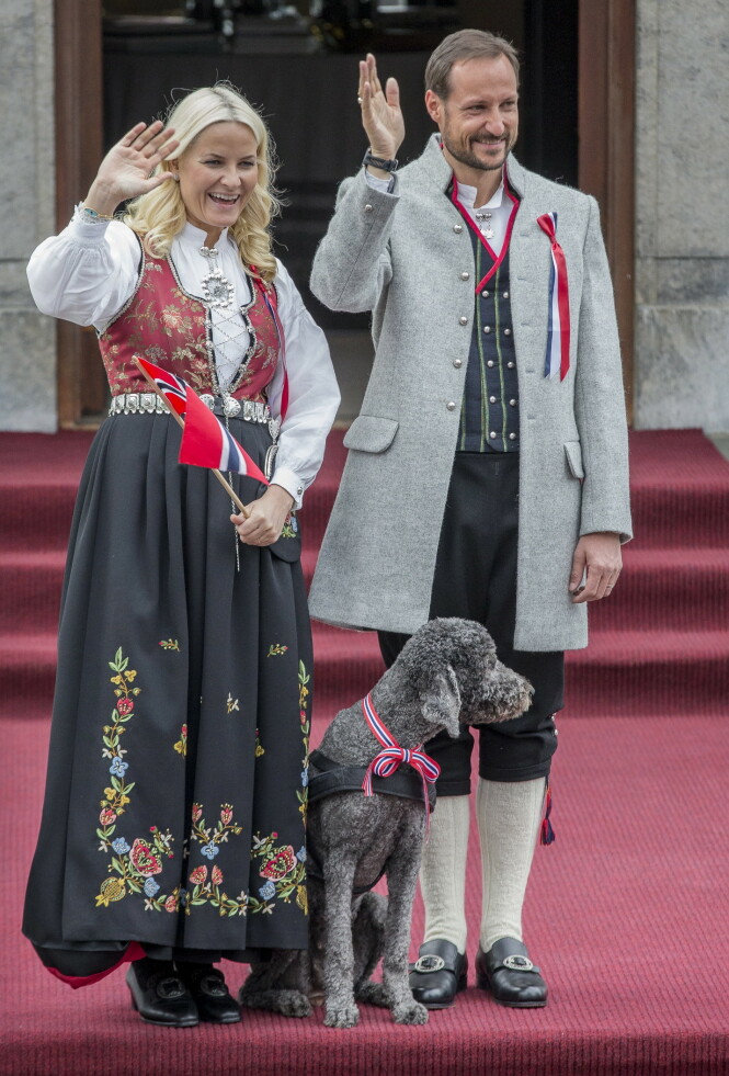<strong>LIK BUNAD:</strong> Kronprinsesse Mette-Marit har flere bunader, blant andre denne rogalandsbunaden. Foto: Stian Lysberg Solum / NTB Scanpix <strong>LIK BUNAD:</strong> Kronprinsesse Mette-Marit har flere bunader, blant andre denne rogalandsbunaden. Foto: Stian Lysberg Solum / NTB Scanpix