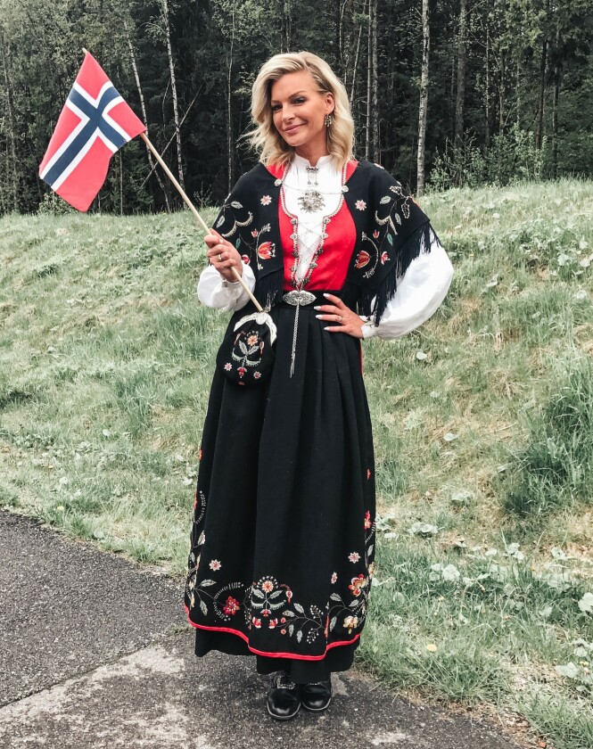 <strong>PERSONLIG GAVE:</strong> Kathrine Sørland arvet denne rogalandsbunaden da hun konfirmerte seg. Foto: Privat <strong>PERSONLIG GAVE:</strong> Kathrine Sørland arvet denne rogalandsbunaden da hun konfirmerte seg. Foto: Privat