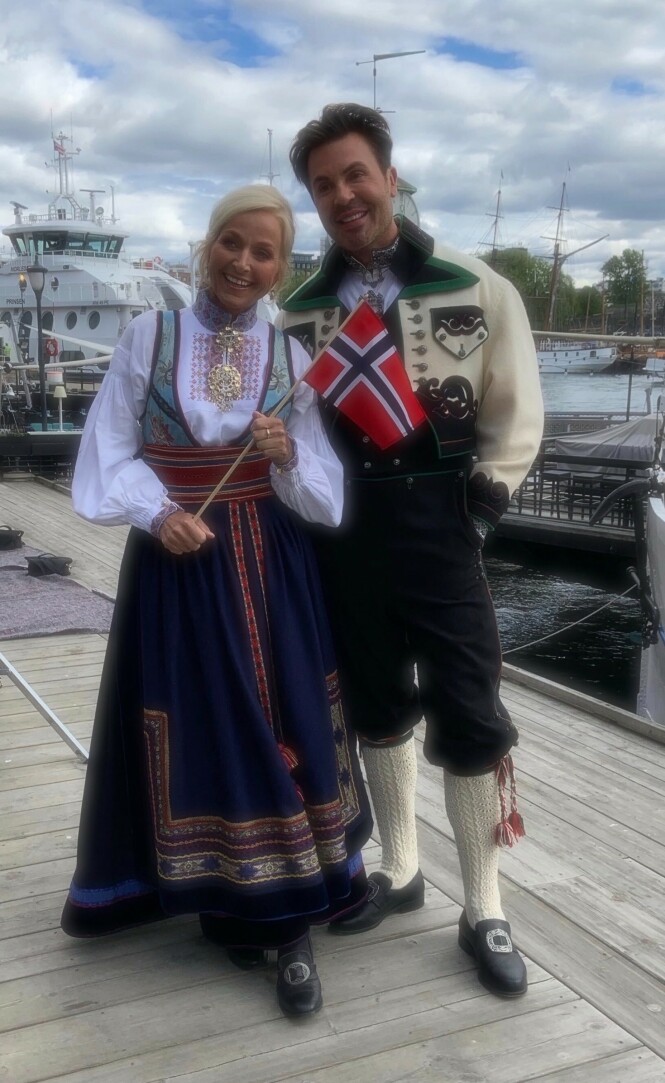 <strong>PÅ JOBB:</strong> Vår Staude og Jan Thomas ledet «God Morgen Norge»-sendingen på nasjonaldagen i fjor. Foto: Privat <strong>PÅ JOBB:</strong> Vår Staude og Jan Thomas ledet «God Morgen Norge»-sendingen på nasjonaldagen i fjor. Foto: Privat