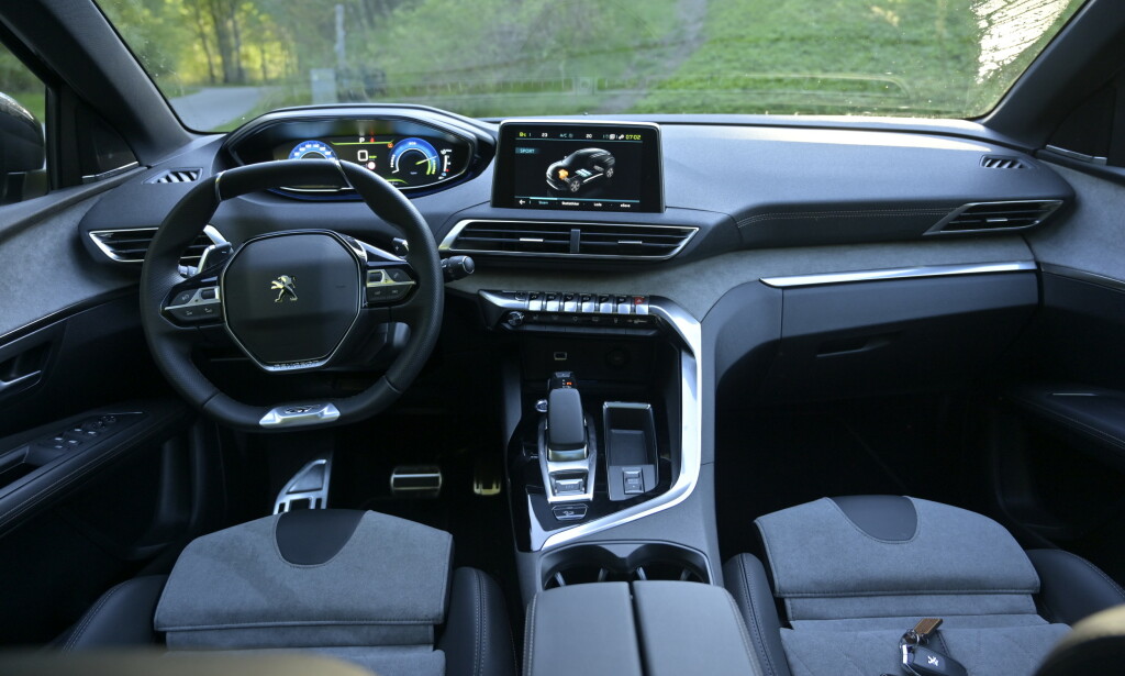 ANNERLEDES: Peugeot har et smakfullt utvalg av materialer som oppfattes som premium. Den er godt isolert og setene i GT har mange justeringsmuligheter. Foto: Rune M. Nesheim ANNERLEDES: Peugeot har et smakfullt utvalg av materialer som oppfattes som premium. Den er godt isolert og setene i GT har mange justeringsmuligheter. Foto: Rune M. Nesheim