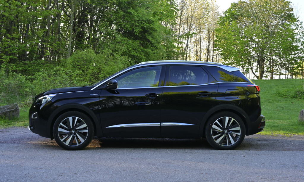HØY: Peugeot har klart kunststykket å skjule bakkeklaringen på 21,9 cm. Foto: Rune M. Nesheim HØY: Peugeot har klart kunststykket å skjule bakkeklaringen på 21,9 cm. Foto: Rune M. Nesheim