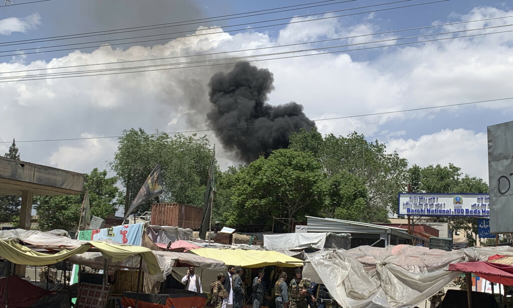 Black smoke comes out of the hospital that was attacked on Tuesday in Afghanistan's capital Kabul. Photo: Rahmat Gul / AP / NTB scanpix 