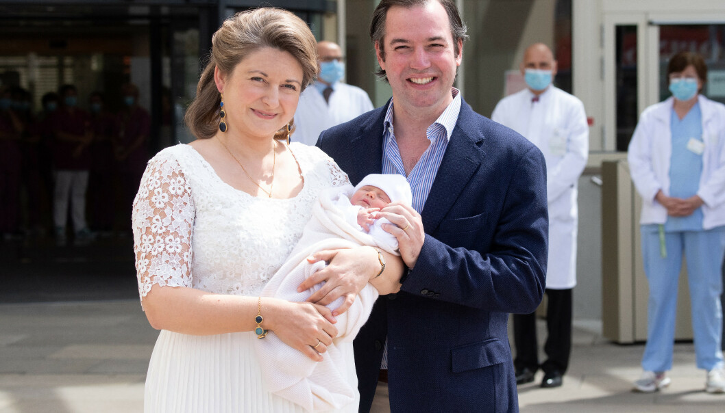 NYBAKTE FORELDRE: Kronprins Guillaume av Luxembourg og kronprinsesse Stephanie viste stolt frem sin nyfødte sønn prins Charles, utenfor fødeklinikken Grand Duchess Charlotte i Luxembourg tre dager etter fødselen. FOTO: NTB scanpix NYBAKTE FORELDRE: Kronprins Guillaume av Luxembourg og kronprinsesse Stephanie viste stolt frem sin nyfødte sønn prins Charles, utenfor fødeklinikken Grand Duchess Charlotte i Luxembourg tre dager etter fødselen. FOTO: NTB scanpix
