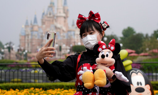 GJENÅPNING: Mandag kunne besøkende med munnbind igjen nyte Disneyland i Shanghai etter at parken åpnet for første gang siden 25. januar.
Foto: Aly Song / Reuters / NTB Scanpix GJENÅPNING: Mandag kunne besøkende med munnbind igjen nyte Disneyland i Shanghai etter at parken åpnet for første gang siden 25. januar.
Foto: Aly Song / Reuters / NTB Scanpix