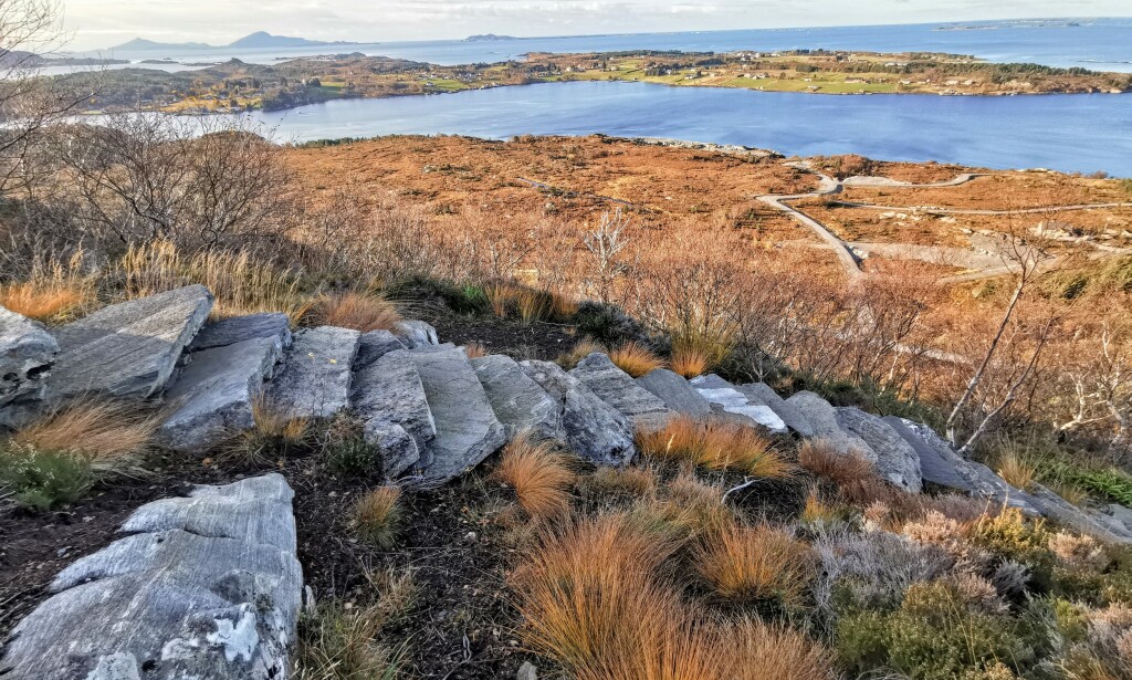 STEINFLYTTING: Trappa består av stein som er funnet på naboøya og sørger for mindre slitasje i fjellet. Foto: Odd Roar Lange/The Travel Inspector STEINFLYTTING: Trappa består av stein som er funnet på naboøya og sørger for mindre slitasje i fjellet. Foto: Odd Roar Lange/The Travel Inspector