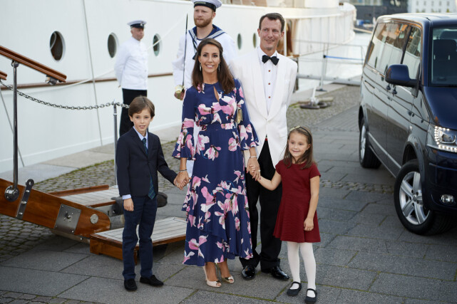 PÅ FLYTTEFOT - IGJEN: Prins Joachim og resten av familen er nå tilbake i Paris - og utelukker ikke at de blir værende i Frankrike når prinsen har gjennomført utdanningen i juni. Foto: NTB Scanpix PÅ FLYTTEFOT - IGJEN: Prins Joachim og resten av familen er nå tilbake i Paris - og utelukker ikke at de blir værende i Frankrike når prinsen har gjennomført utdanningen i juni. Foto: NTB Scanpix