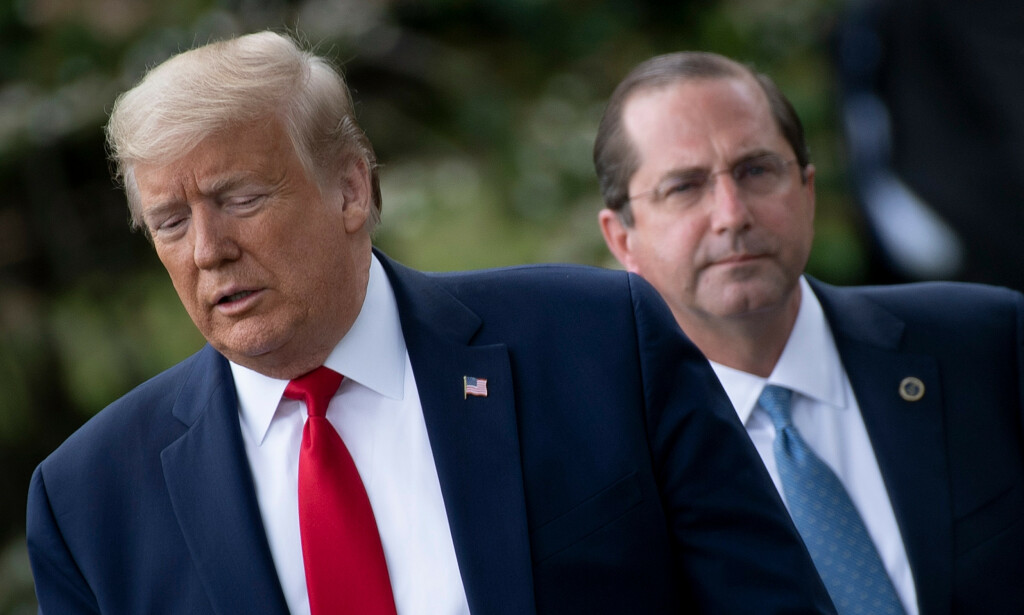 President Donald Trump og helseminister Alex Azar avbildet utenfor Det hvite hus 1.4 mai 2020. Foto: Brendan Smialowski / AFP President Donald Trump og helseminister Alex Azar avbildet utenfor Det hvite hus 1.4 mai 2020. Foto: Brendan Smialowski / AFP