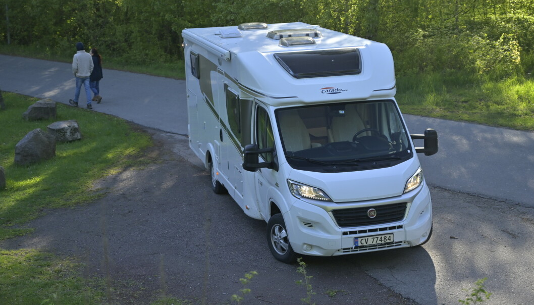<strong>HALVINTEGRERT:</strong> Den vanligste formen for bobil er såkalt halvintegrerte bobiler. Da beholdes førerhuset. Carado er eid av verdens største bobilprodusent, Hymer, og er bobilens svar på Skoda, mye bobil for pengene. Ny koster de drøyt 800.000 kroner. Denne 2015-modellen koster 10500 kr i uka hos Rent-easy og blir din for 650.000 kroner hos Kroken.no. Foto: Rune M. Nesheim <strong>HALVINTEGRERT:</strong> Den vanligste formen for bobil er såkalt halvintegrerte bobiler. Da beholdes førerhuset. Carado er eid av verdens største bobilprodusent, Hymer, og er bobilens svar på Skoda, mye bobil for pengene. Ny koster de drøyt 800.000 kroner. Denne 2015-modellen koster 10500 kr i uka hos Rent-easy og blir din for 650.000 kroner hos Kroken.no. Foto: Rune M. Nesheim